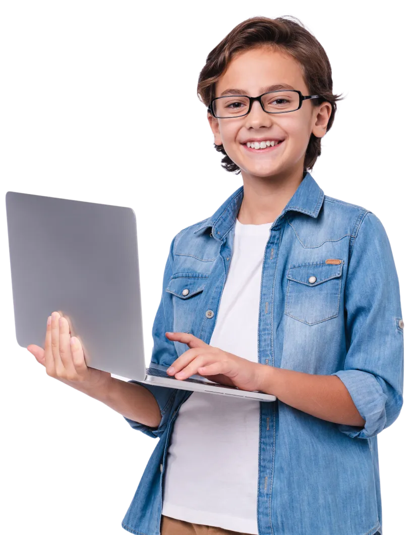 niño de pie sonrriendo y sosteniendo un computador portatil